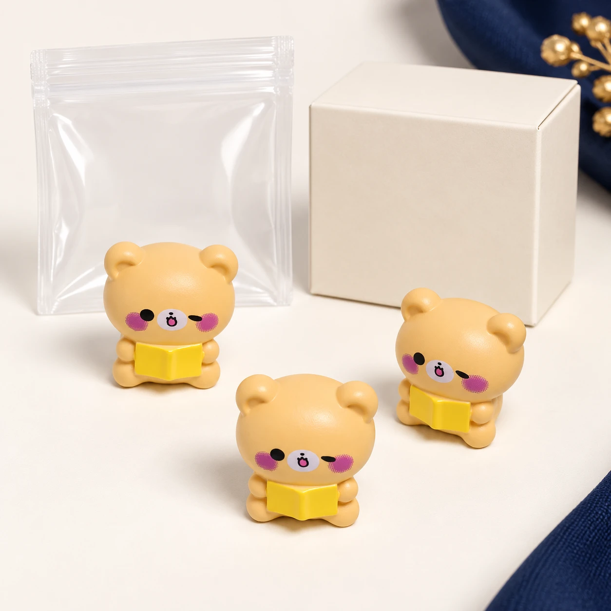 Little Bear Resin Charms RW001819 with illustrative private-label packaging