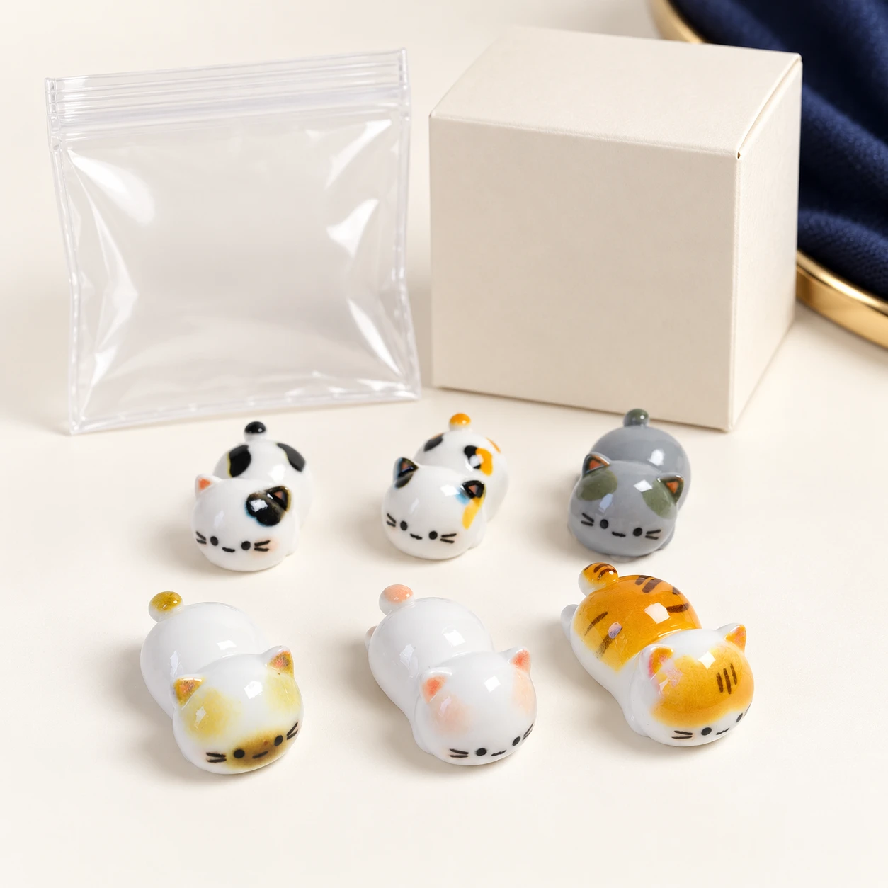 Mini Spotted Cat Resin Figures RW003280 / RW26717 with illustrative private-label packaging