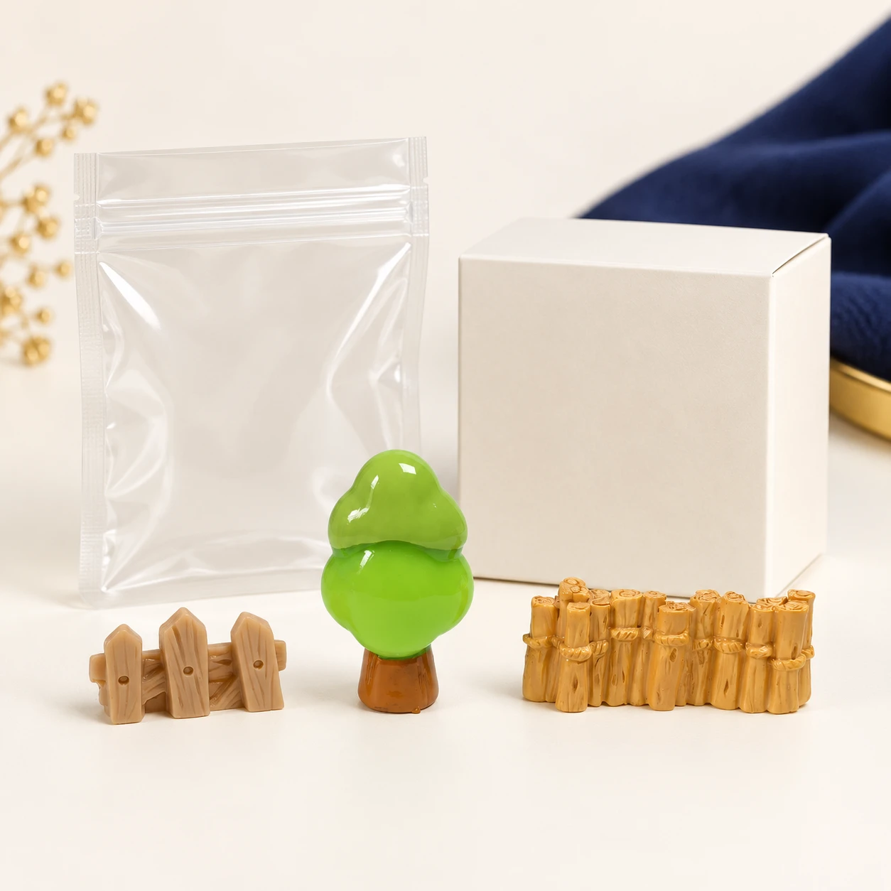 Tree and Fence Resin Miniatures RW002220 with illustrative private-label packaging